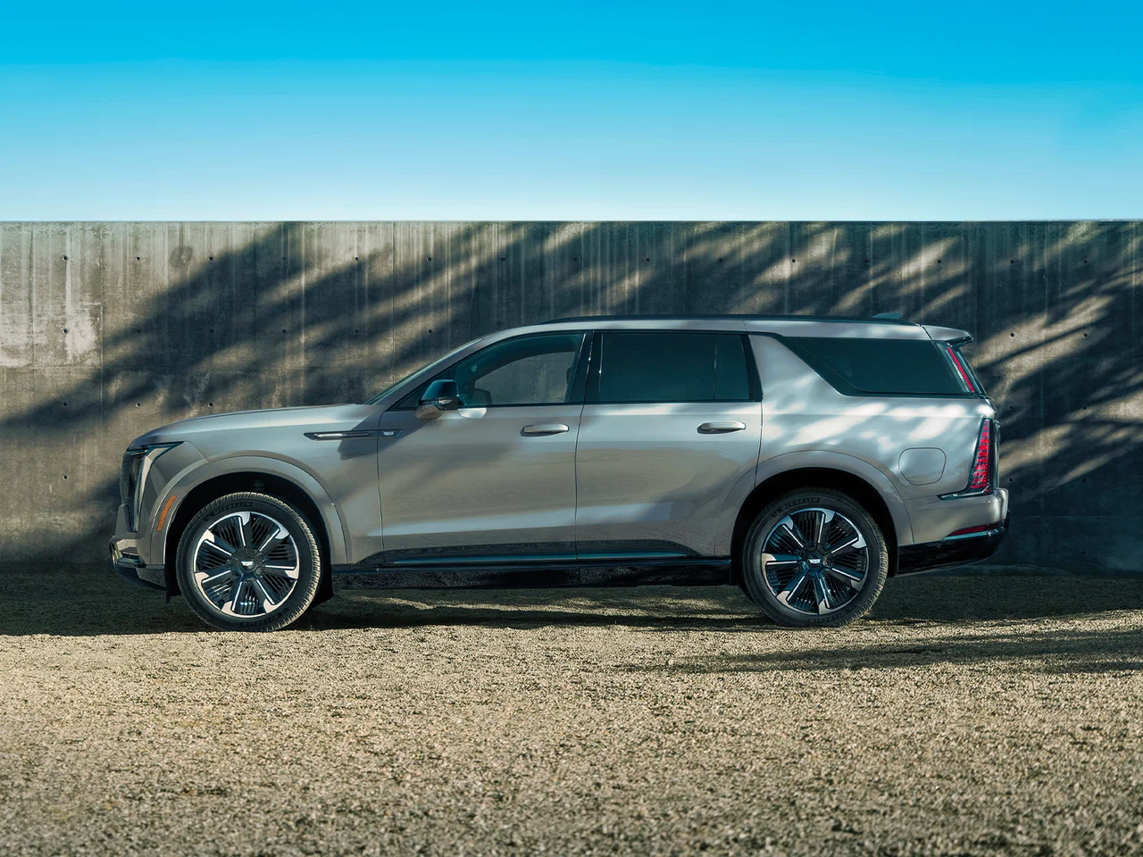 Cadillac Escalade IQL: 205 kWh Extended Electric Flagship from $132,695 — photo 6